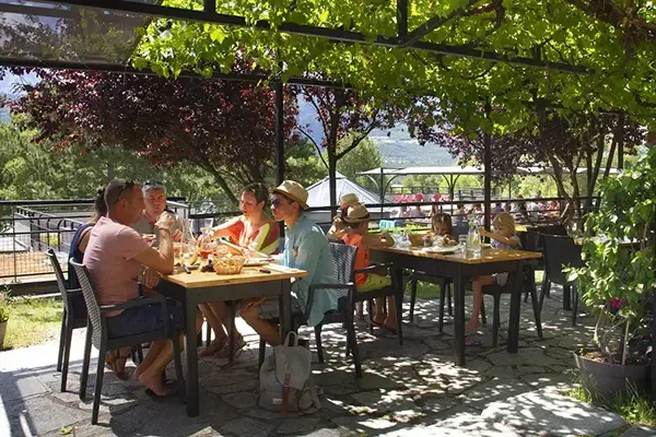 Dejeuner Terrasse Vacances Embrun Chadenas