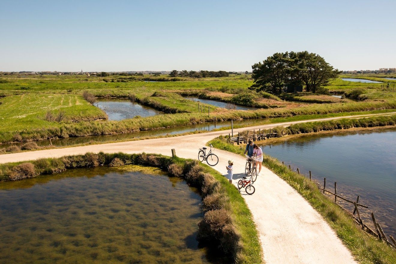 Balade à vélo en famille dans le marais de l'Ile d'Olonne