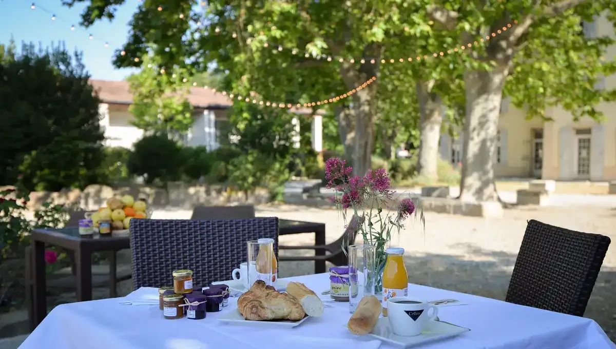 Petit Dejeuner Terrasse Chateau De Jouarres