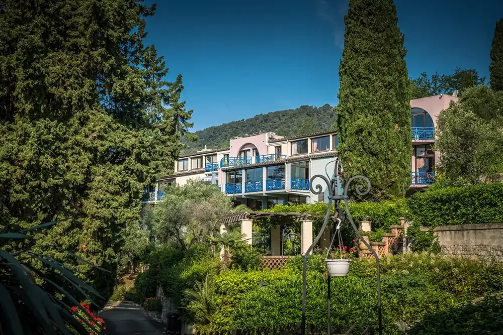 Aec Cedres Batiment Depuis Le Jardin Scaled 1