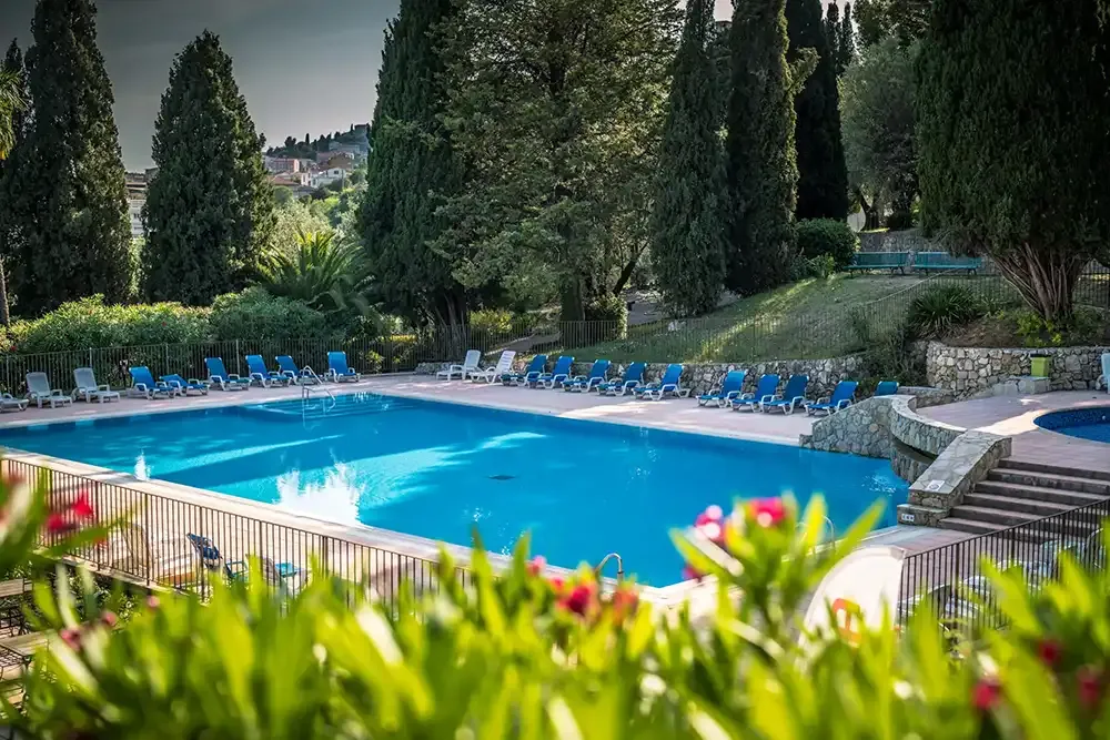 Les Cèdres*** vue piscine