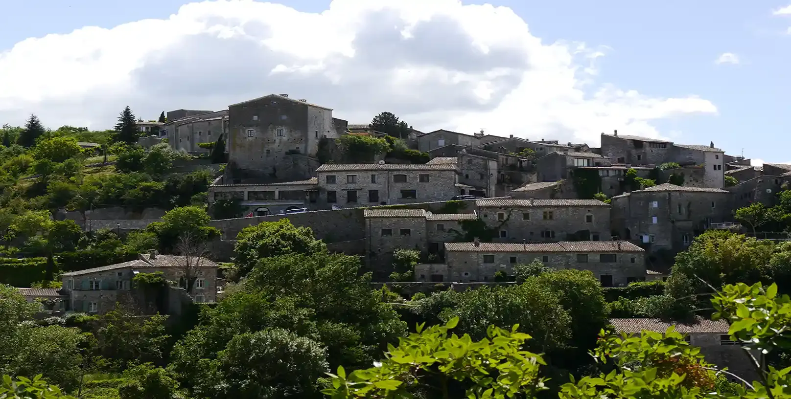 Balazuc est une commune française, située dans le département de l’Ardèche en région Auvergne-Rhône-Alpes, labellisée Village de caractère.