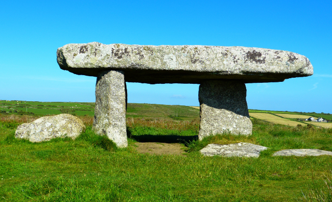 Dolmens et Menhirs