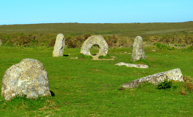 Dolmens et Menhirs