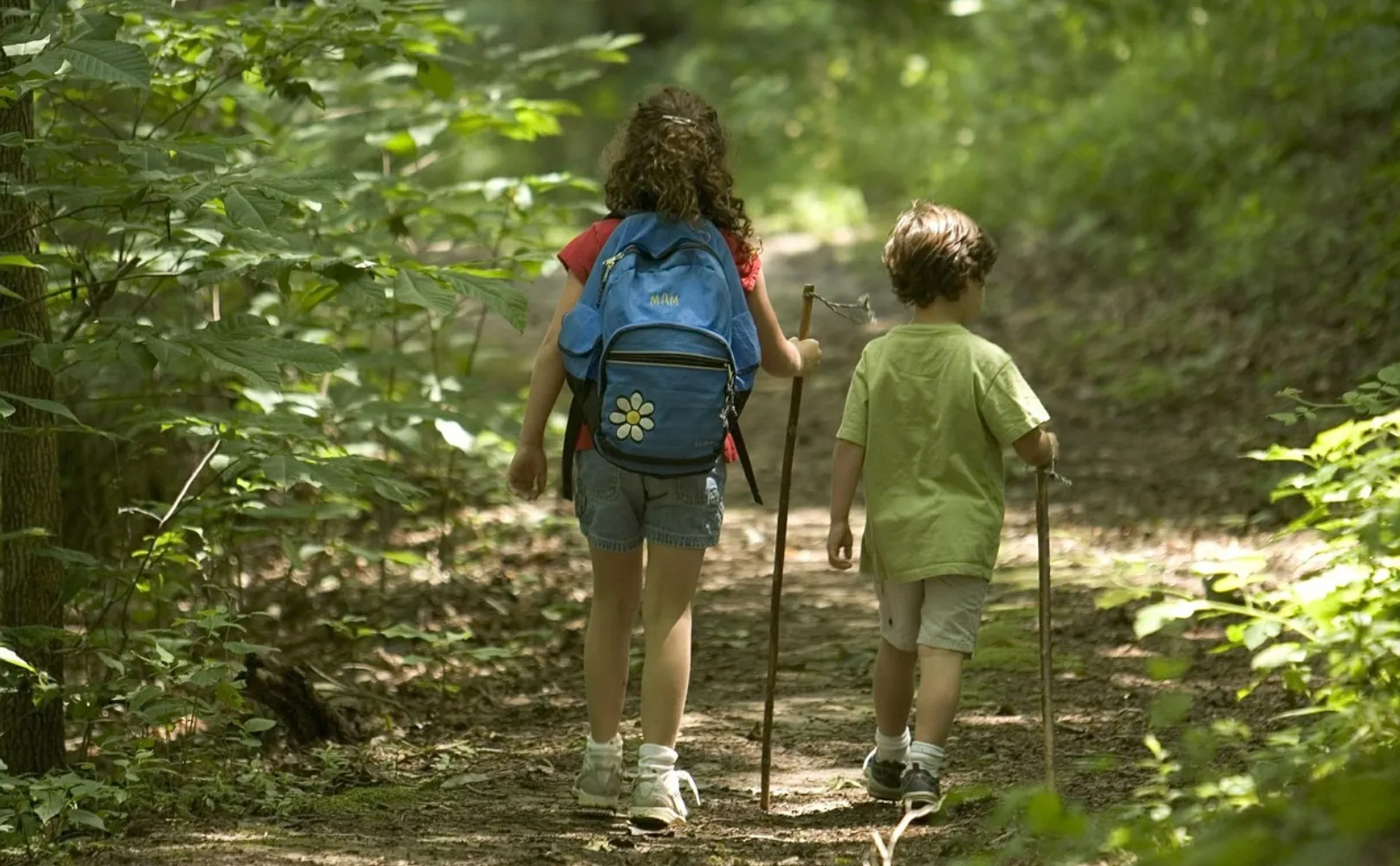 enfants qui font de la rando ou de l'escalade
