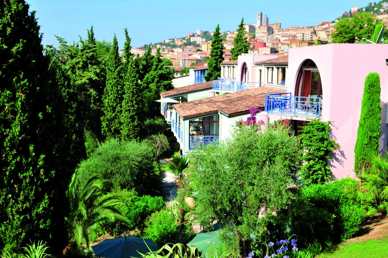 Les Cèdres Bat Vue De Coté