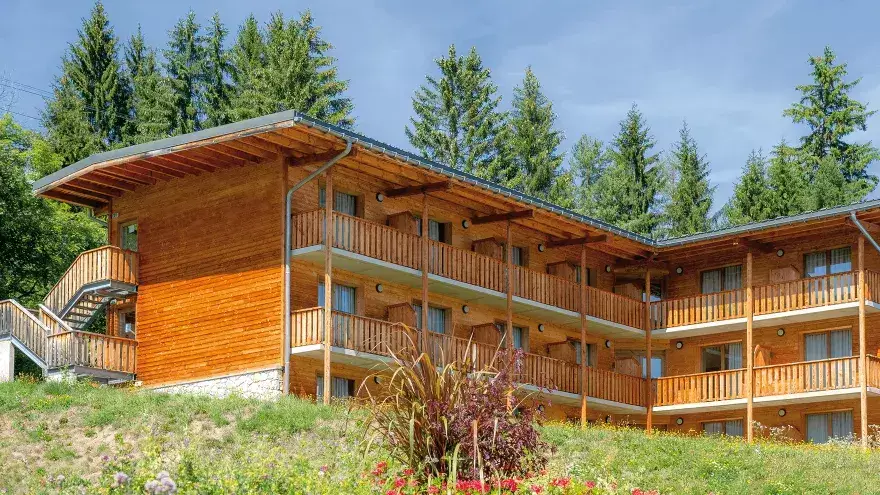 Vue Exterieure Batiment Doucy